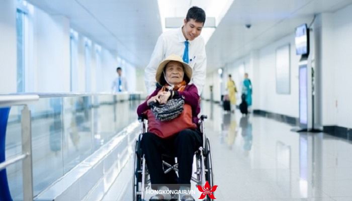 Hong Kong Airlines hỗ trợ xe lăn cho hành khách bị khuyết tật