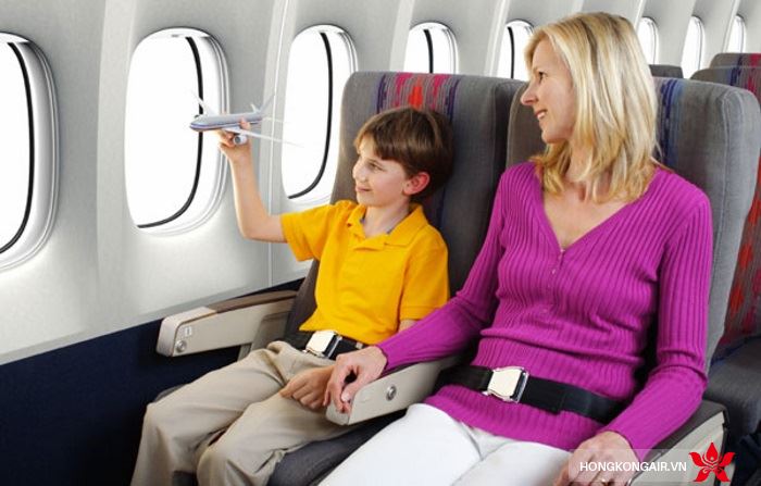 Trẻ em khi bay cần đi cùng người lớn